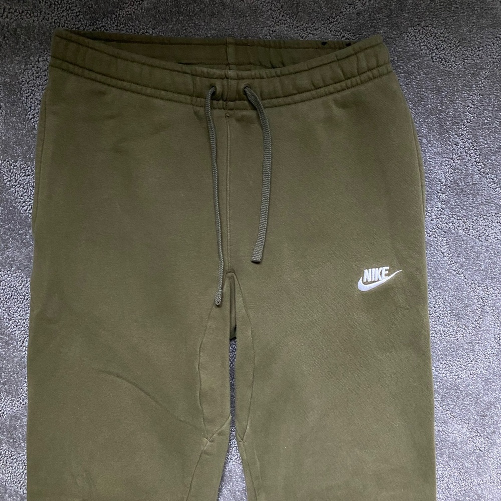 green nike sweatpants